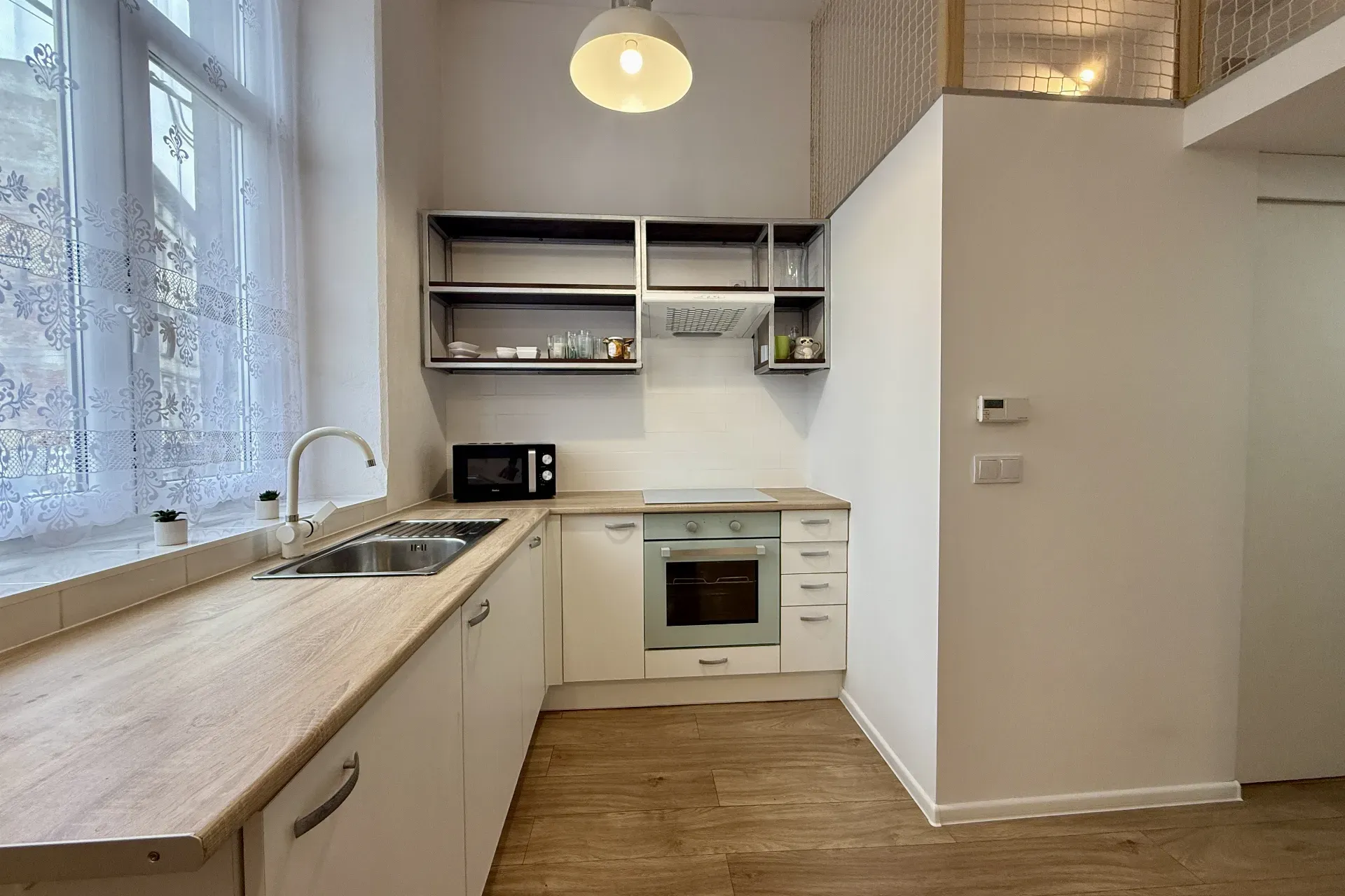 Nowoczesna kawalerka z antresolą Centrum 7